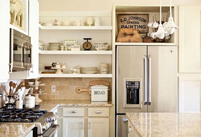 Nhà bếp đẹp với kệ áp tường
