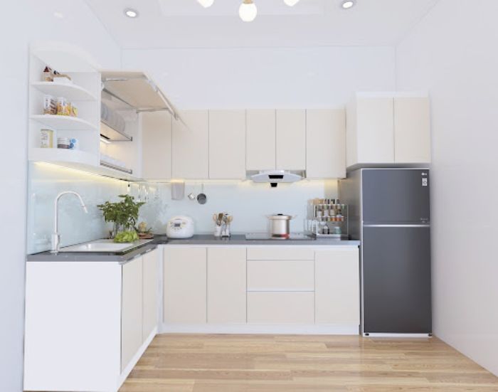 Nhà bếp trong căn hộ với thiết kế giá treo đồ