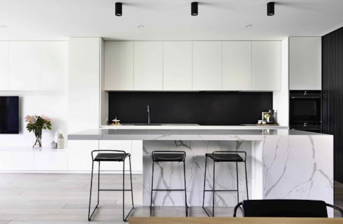 Nhà bếp với thiết kế tủ áp trần