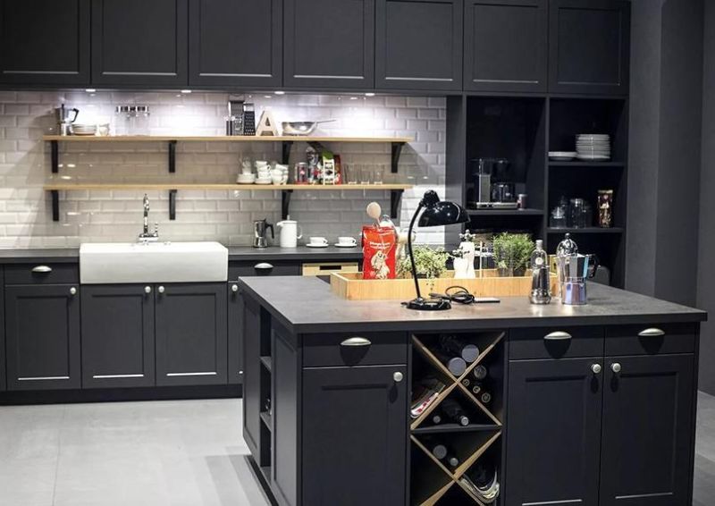 Đón đầu xu hướng thiết kế bếp mở với gam màu tối