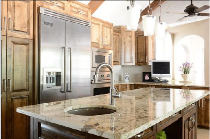 Mẫu nhà bếp với tủ bếp gỗ kết hợp đá granit