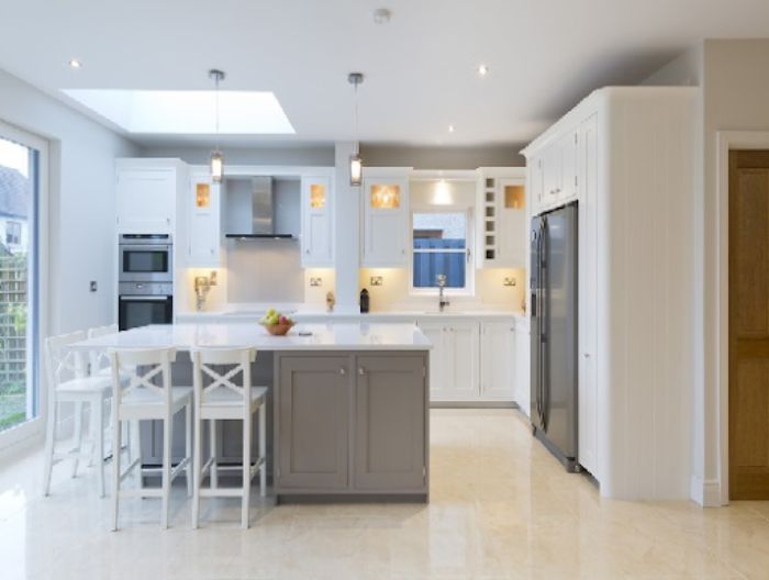 Sử dụng ánh sáng nhân tạo giúp không gian bếp rộng rãi hơn