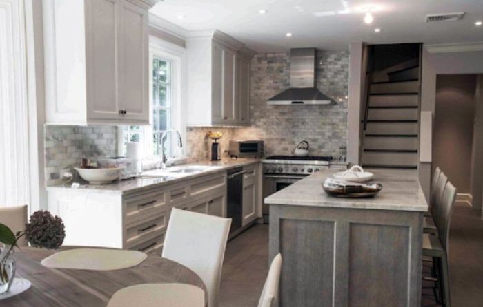 Thiết kế bếp có cửa sổ gam màu xám ghi