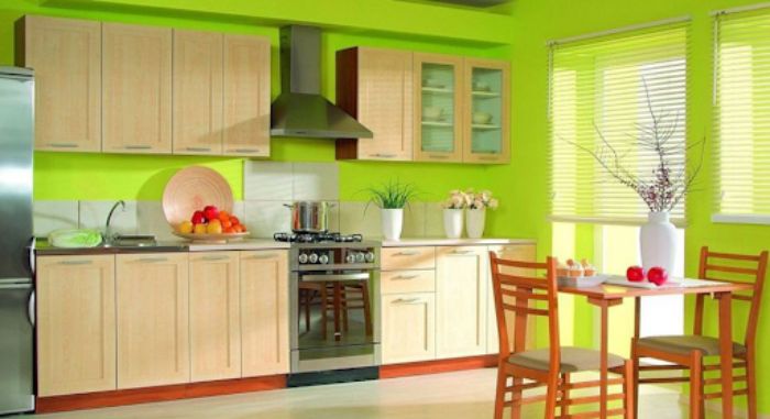 Thiết kế bếp có cửa sổ với gam màu xanh tươi hiện đại