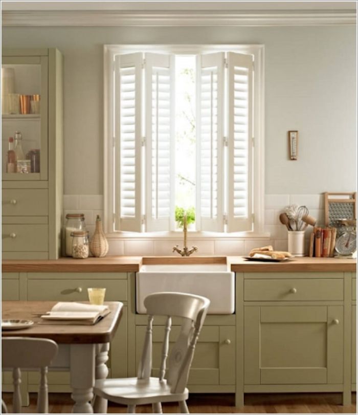 Cửa sổ gấp dạng thanh chớp đảm bảo sự thoáng sáng của căn bếp