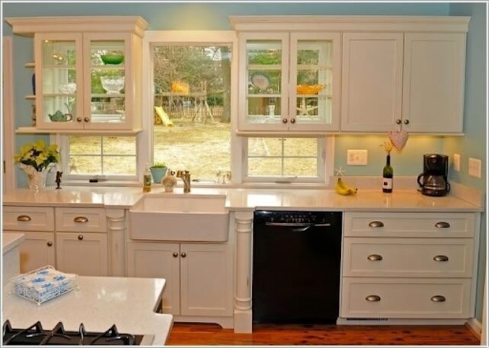 Cửa sổ kết hợp tủ gắn tường giải pháp tối ưu cho nhà bếp chật hẹp