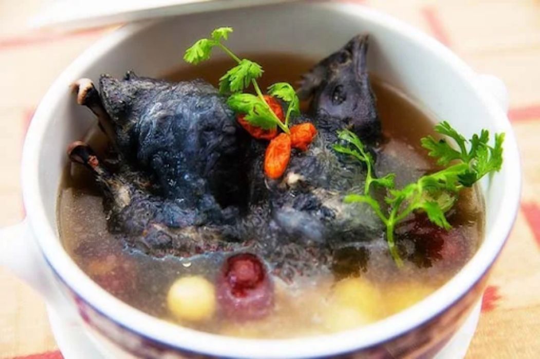 Cháo gà hầm hạt sen thuốc bắc là món ngon tốt cho bà bầu