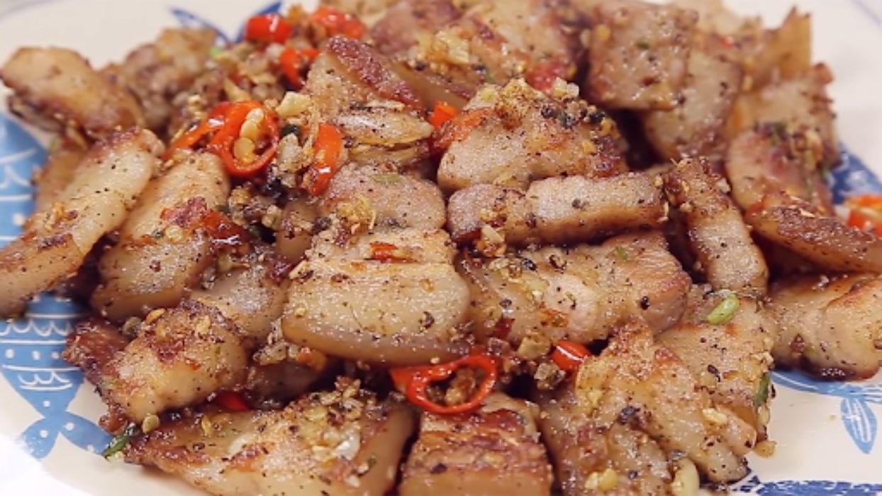Thịt lợn rang muối ớt đậm đà, hấp dẫn