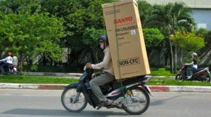 Cách chở tủ lạnh bằng xe máy đảm bảo an toàn 