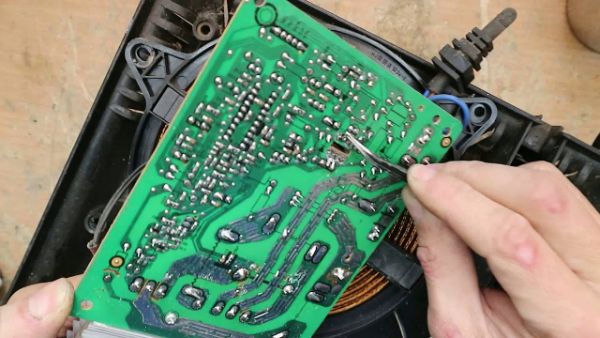 Cảm biến hoặc IC của bếp bị hư hỏng