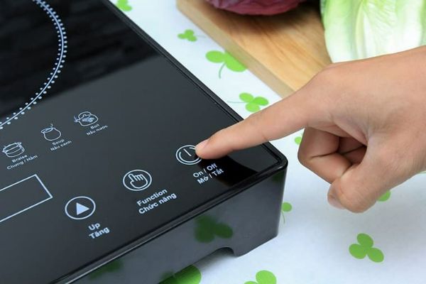 Nguyên nhân nào khiến bếp từ không lên nguồn