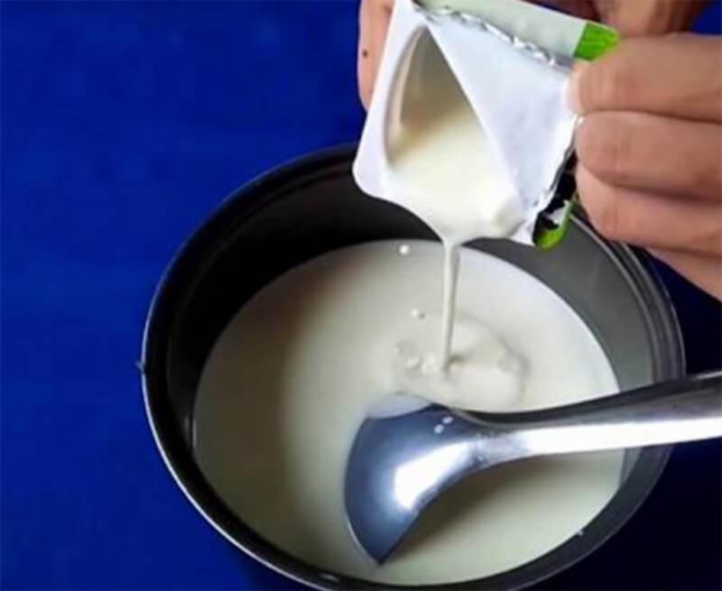 Cho sữa chua vào hỗn hợp sữa đã đun khuấy nhẹ nhàng