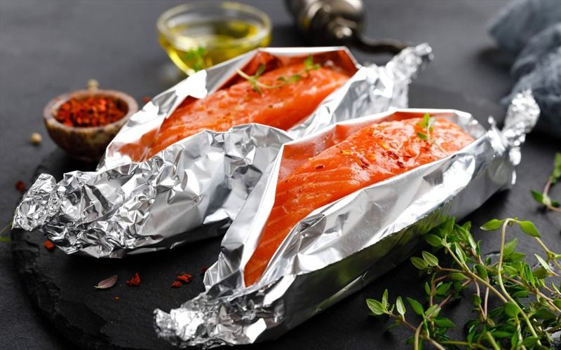 Nướng cá bằng lò vi sóng nên sử dụng giấy bạc