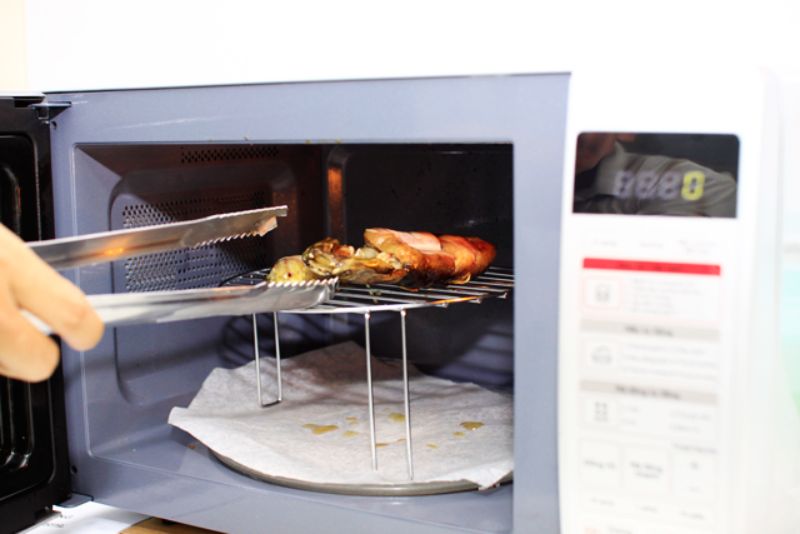 Nướng cá trong lò vi sóng