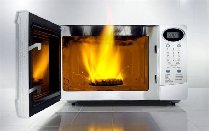  9 món đồ tuyệt đối không cho vào lò vi sóng tránh gây nguy hiểm 