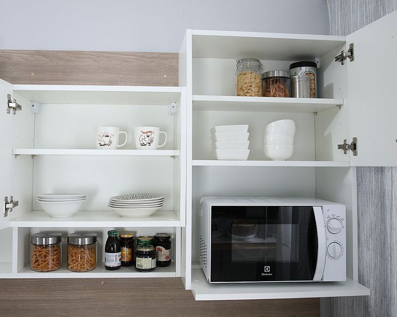 Đặt lò vi sóng trong tủ