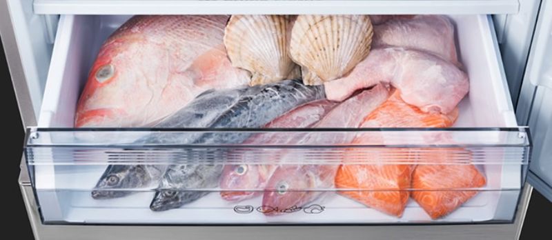 Không bảo quản cá đã rã đông bằng lò vi sóng trong tủ lạnh