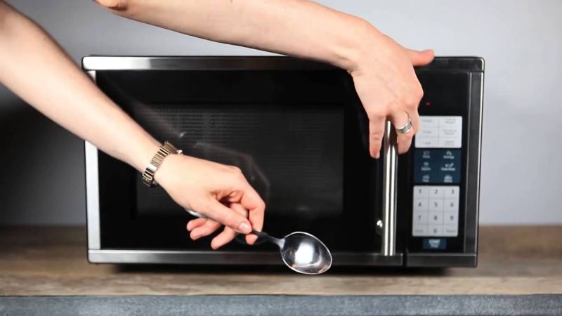 Không cho đồ kim loại vào lò vi sóng