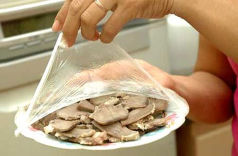 Không để túi ni lông bám trực tiếp vào thức ăn