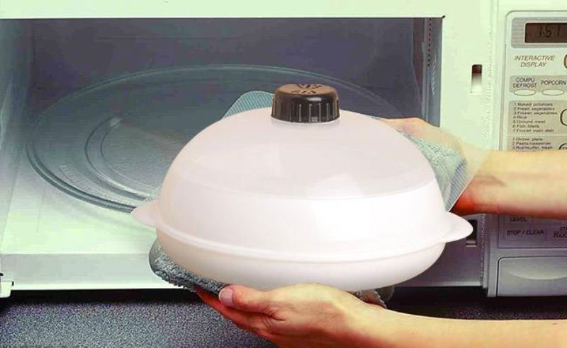 Không dùng đồ đậy nắp để hâm nóng thức ăn lỏng như canh, sữa