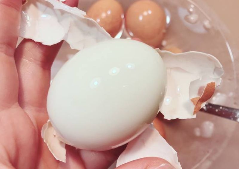 Không làm nóng trứng khi chưa bóc vỏ
