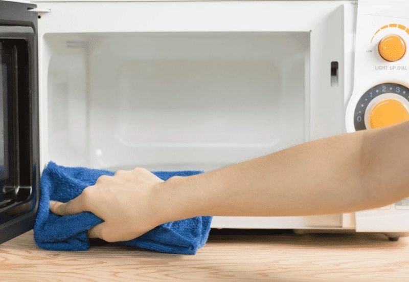 Vệ sinh lò vi sóng thường xuyên